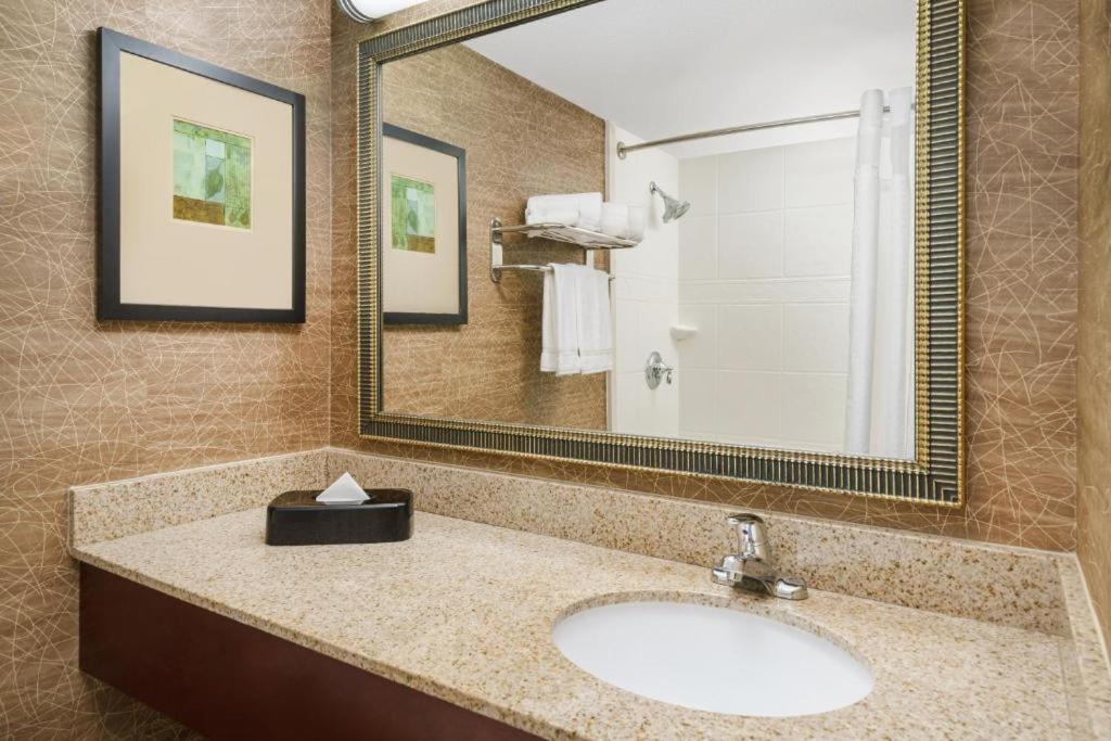 Holiday Inn Express Boston Brockton By Ihg מראה חיצוני תמונה